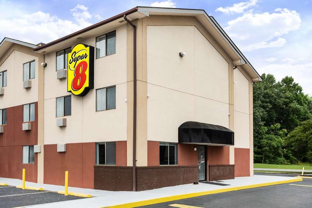 Super 8 By Wyndham Chester/Richmond Area Exterior photo