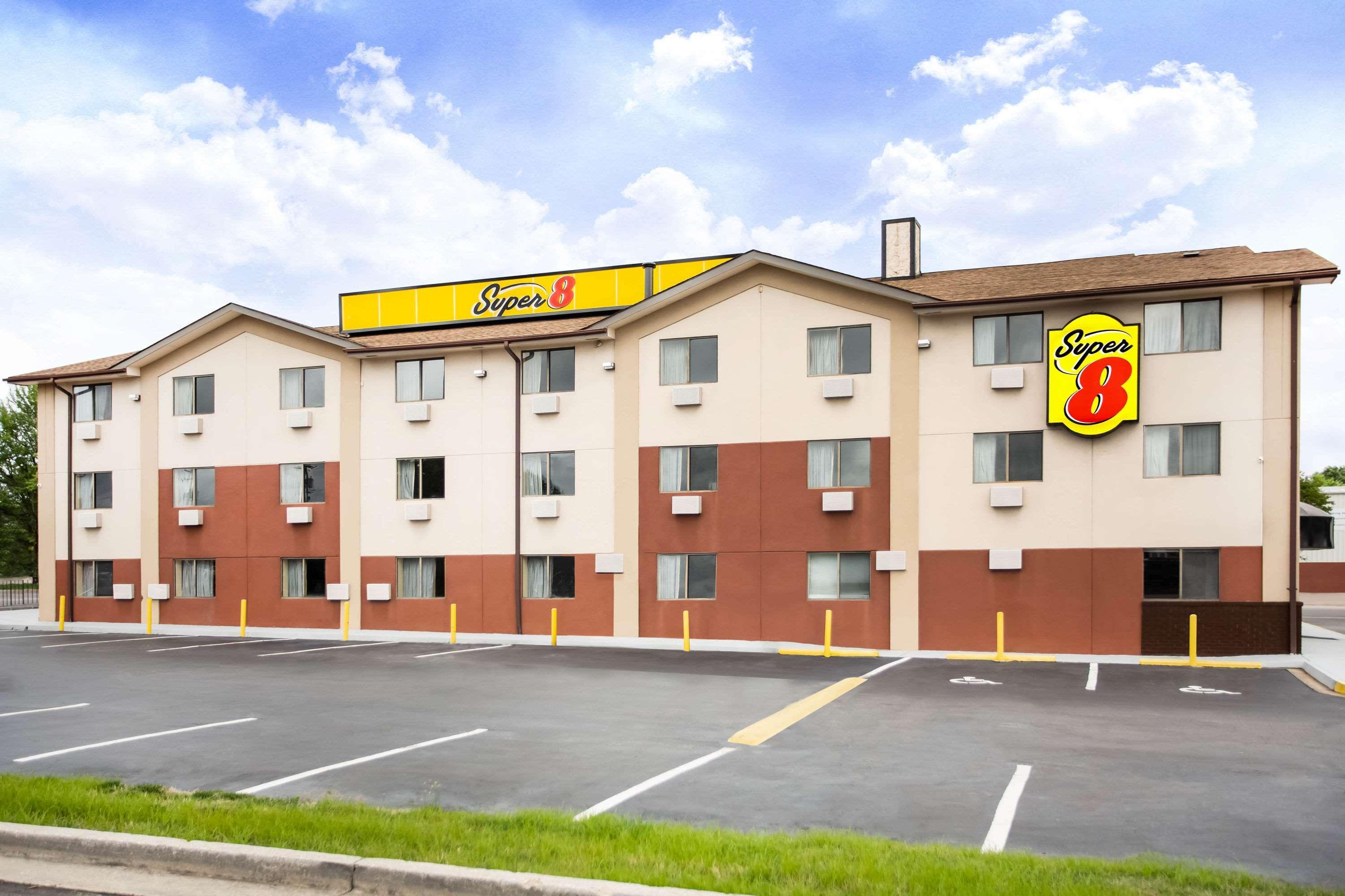 Super 8 By Wyndham Chester/Richmond Area Exterior photo